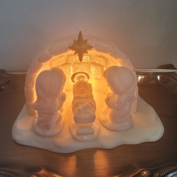 Jade Porcelain Nativity Christmas Creche Night Light Igloo Mary Joseph and Jesus - Picture 2 of 6